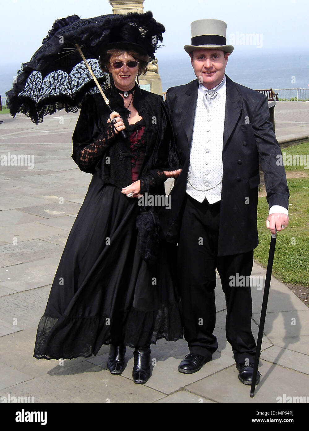 Élégance - pas tous les goths sont bizarrement vêtus au cours de l'assemblée annuelle du festival gothique à Whitby, dans le Yorkshire au Royaume-Uni. Banque D'Images
