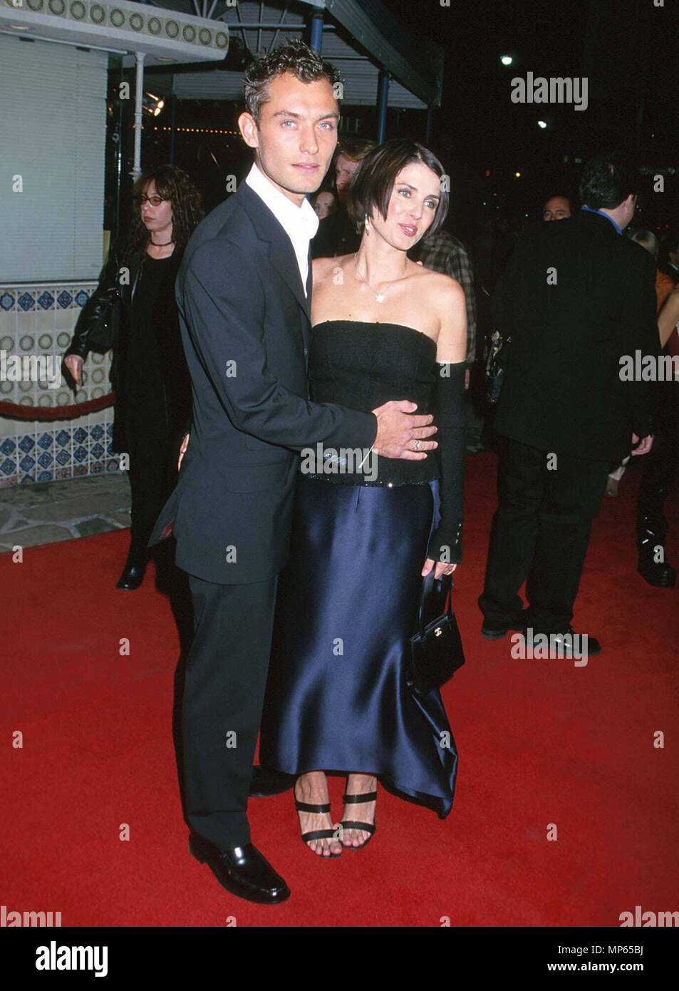 Jude Law et Sadie Frost - Jude Law et Sadie Frost événement dans la vie d'Hollywood, Californie - Red Carpet Event, USA, Cinéma, Célébrités, photographie, Bestof, Arts, Culture et divertissement, Célébrités, Mode Topix Meilleur de Hollywood, la vie, événement dans la vie d'Hollywood, Californie - Tapis rouge et en backstage, cinéma, télévision, célébrités, célébrités de la musique, Topix Bestof, Arts, Culture et divertissement, vertical, une seule personne, la photographie, les trois quarts, de 1993 à 1999, l'enquête de crédit , tsuni@Gamma-USA.com Tsuni / USA,  = = = Red Carpet Event, USA, Cinéma, Célébrités, photographie, Arts Banque D'Images