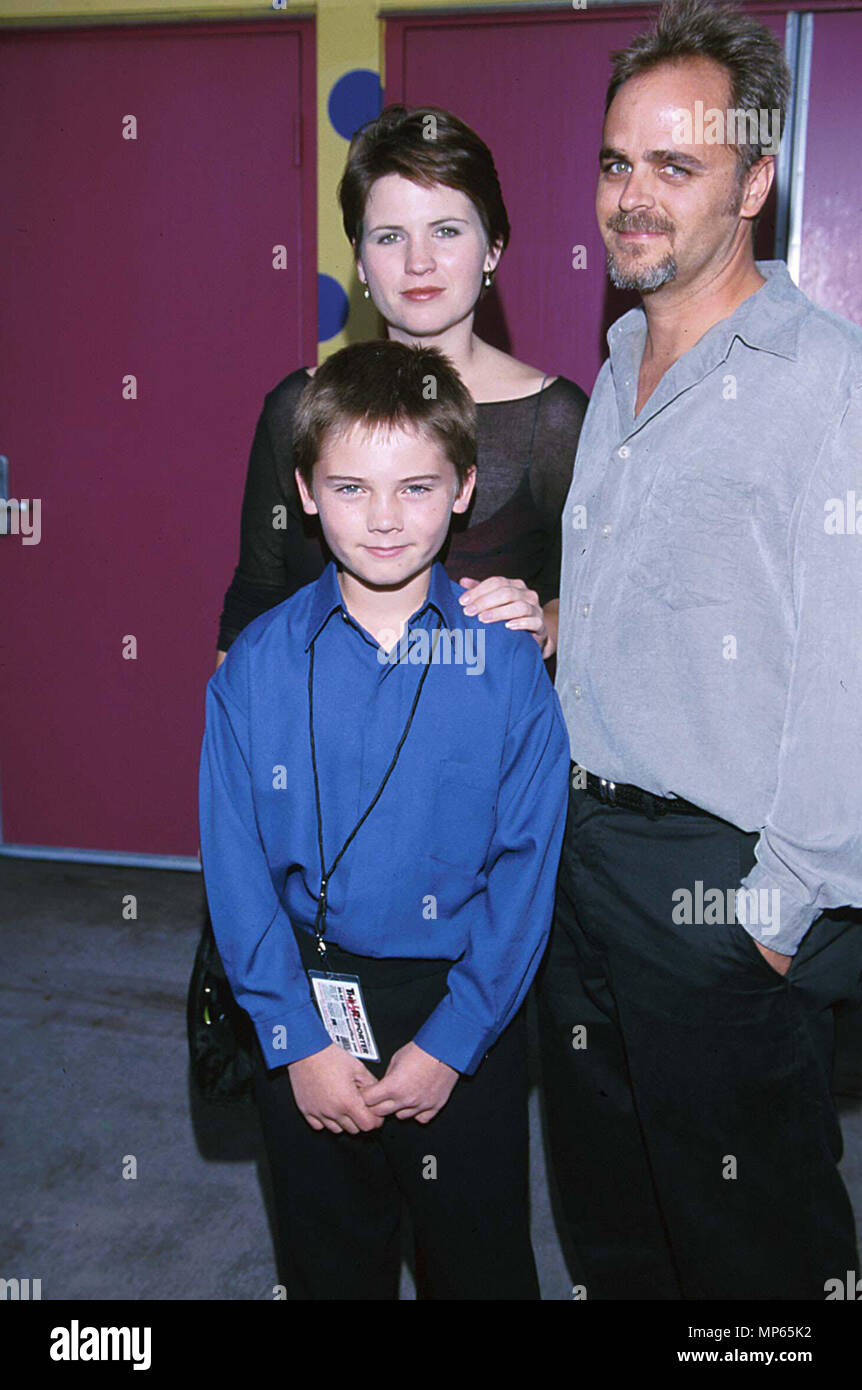 Jake Lloyd  + maman et papa - Jake Lloyd  + maman et papa événement dans la vie d'Hollywood, Californie - Red Carpet Event, USA, Cinéma, Célébrités, photographie, Bestof, Arts, Culture et divertissement, Célébrités, Mode Topix Meilleur de Hollywood, la vie, événement dans la vie d'Hollywood, Californie - Tapis rouge et en backstage, cinéma, télévision, célébrités, célébrités de la musique, Topix Bestof, Arts, Culture et divertissement, vertical, une seule personne, la photographie, les trois quarts, de 1993 à 1999, l'enquête de crédit , tsuni@Gamma-USA.com Tsuni / USA,  = = = Red Carpet Event, USA, Cinéma, Célébrités, photographie, Ar Banque D'Images