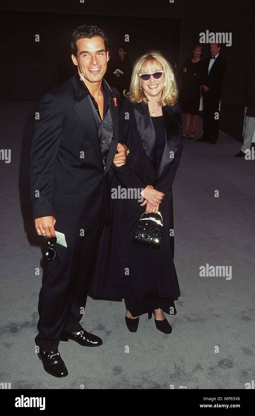 Virginia Madsen .,Antonio Sabato jr  + Jack-Madsen .Virginie  + Sabato jr,Ant événement dans la vie d'Hollywood, Californie - Red Carpet Event, USA, Cinéma, Célébrités, photographie, Bestof, Arts, Culture et divertissement, Célébrités, Mode Topix Meilleur de Hollywood, la vie, événement dans la vie d'Hollywood, Californie - Tapis rouge et en backstage, cinéma, télévision, célébrités, célébrités de la musique, Topix Bestof, Arts, Culture et divertissement, vertical, une seule personne, la photographie, les trois quarts, de 1993 à 1999, l'enquête de crédit , tsuni@Gamma-USA.com Tsuni / USA,  = = = Red Carpet Event, USA, industrie du film, cel Banque D'Images