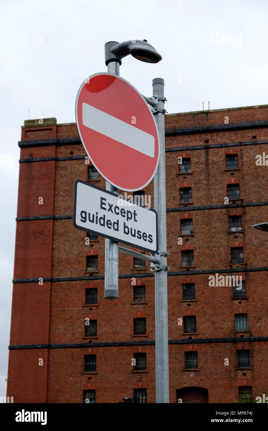 Le Bristol le métrobus, c'est le bassin de Cumberland section de la route M2 sur la Rivière avon Banque D'Images