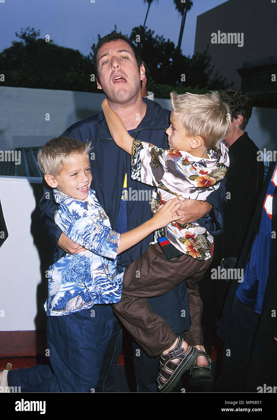 Adam Sandler  + Dylan Sprouse  + ColeSandler Adam +Dylan Sprouse +Cole événement dans la vie d'Hollywood, Californie - Red Carpet Event, USA, Cinéma, Célébrités, photographie, Bestof, Arts, Culture et divertissement, Célébrités, Mode Topix Meilleur de Hollywood, la vie, événement dans la vie d'Hollywood, Californie - Tapis rouge et en backstage, cinéma, télévision, célébrités, célébrités de la musique, Topix Bestof, Arts, Culture et divertissement, vertical, une seule personne, la photographie, les trois quarts, de 1993 à 1999, l'enquête de crédit , tsuni@Gamma-USA.com Tsuni / USA,  = = = Red Carpet Event, USA, Cinéma, Célébrités, Banque D'Images