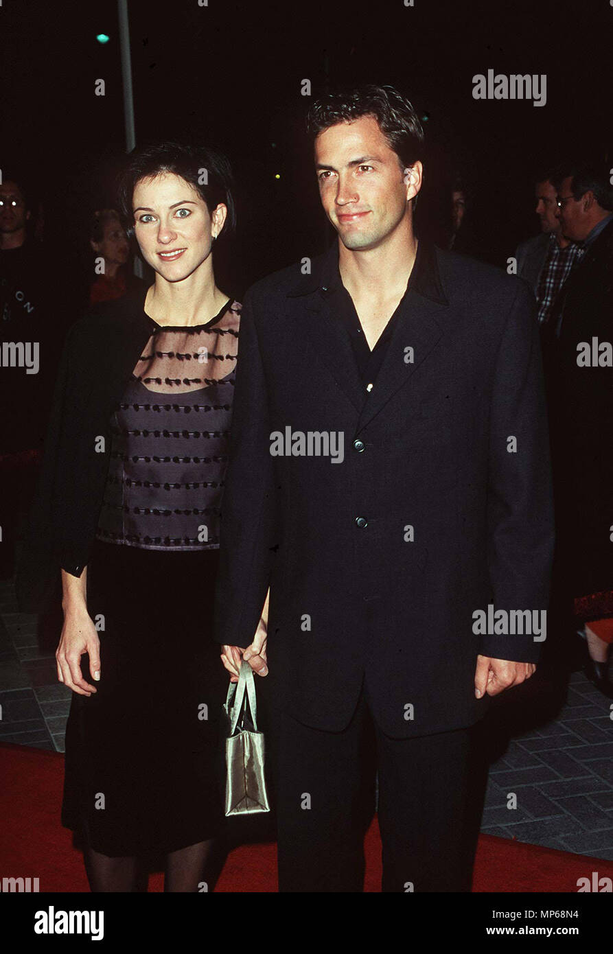 Andrew Shue & Jennifer -wifeShue Andrew & Jennifer -femme événement dans la vie d'Hollywood, Californie - Red Carpet Event, USA, Cinéma, Célébrités, photographie, Bestof, Arts, Culture et divertissement, Célébrités, Mode Topix Meilleur de Hollywood, la vie, événement dans la vie d'Hollywood, Californie - Tapis rouge et en backstage, cinéma, télévision, célébrités, célébrités de la musique, Topix Bestof, Arts, Culture et divertissement, vertical, une seule personne, la photographie, les trois quarts, de 1993 à 1999, l'enquête de crédit , tsuni@Gamma-USA.com Tsuni / USA,  = = = Red Carpet Event, USA, Cinéma, Célébrités, Photograp Banque D'Images