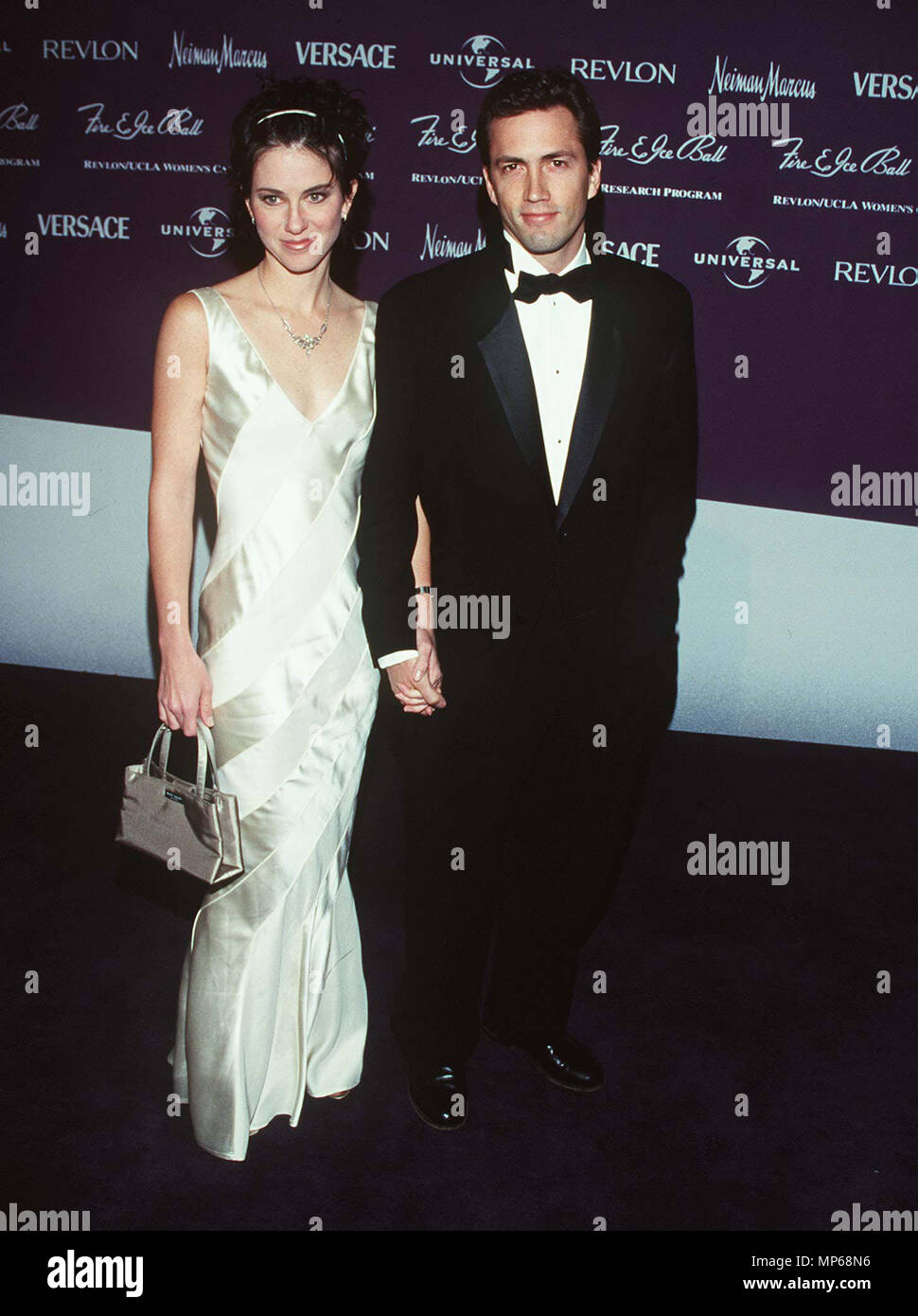 Andrew Shue & Jennifer -wifeShue Andrew & femme événement dans la vie d'Hollywood, Californie - Red Carpet Event, USA, Cinéma, Célébrités, photographie, Bestof, Arts, Culture et divertissement, Célébrités, Mode Topix Meilleur de Hollywood, la vie, événement dans la vie d'Hollywood, Californie - Tapis rouge et en backstage, cinéma, télévision, célébrités, célébrités de la musique, Topix Bestof, Arts, Culture et divertissement, vertical, une seule personne, la photographie, les trois quarts, de 1993 à 1999, l'enquête de crédit , tsuni@Gamma-USA.com Tsuni / USA,  = = = Red Carpet Event, USA, Cinéma, Célébrités, Photographie, arts C Banque D'Images
