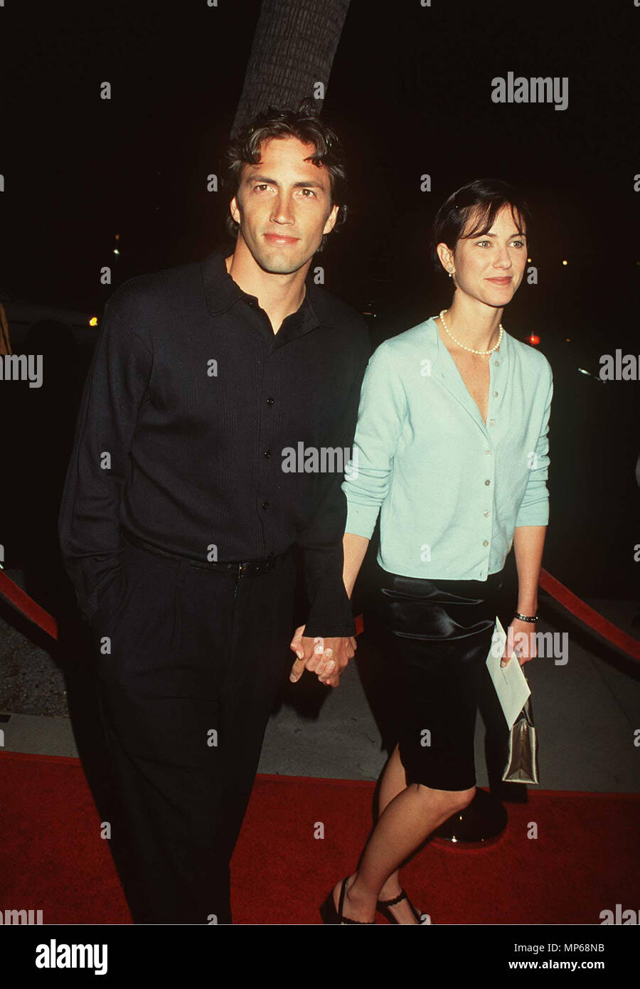 Andrew Shue & Jennifer -wifeShue wifeA Andrew et événement dans la vie d'Hollywood, Californie - Red Carpet Event, USA, Cinéma, Célébrités, photographie, Bestof, Arts, Culture et divertissement, Célébrités, Mode Topix Meilleur de Hollywood, la vie, événement dans la vie d'Hollywood, Californie - Tapis rouge et en backstage, cinéma, télévision, célébrités, célébrités de la musique, Topix Bestof, Arts, Culture et divertissement, vertical, une seule personne, la photographie, les trois quarts, de 1993 à 1999, l'enquête de crédit , tsuni@Gamma-USA.com Tsuni / USA,  = = = Red Carpet Event, USA, Cinéma, Célébrités, la photographie, l'Art Banque D'Images