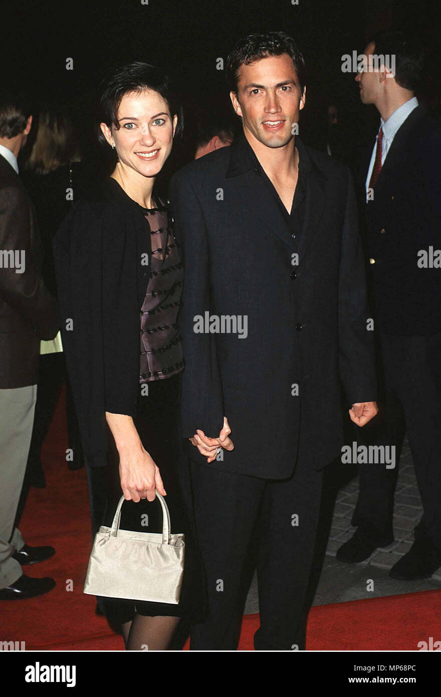 Andrew Shue & Jennifer -wifeShue, Andrew  + femme événement dans la vie d'Hollywood, Californie - Red Carpet Event, USA, Cinéma, Célébrités, photographie, Bestof, Arts, Culture et divertissement, Célébrités, Mode Topix Meilleur de Hollywood, la vie, événement dans la vie d'Hollywood, Californie - Tapis rouge et en backstage, cinéma, télévision, célébrités, célébrités de la musique, Topix Bestof, Arts, Culture et divertissement, vertical, une seule personne, la photographie, les trois quarts, de 1993 à 1999, l'enquête de crédit , tsuni@Gamma-USA.com Tsuni / USA,  = = = Red Carpet Event, USA, Cinéma, Célébrités, photographie, Arts Banque D'Images