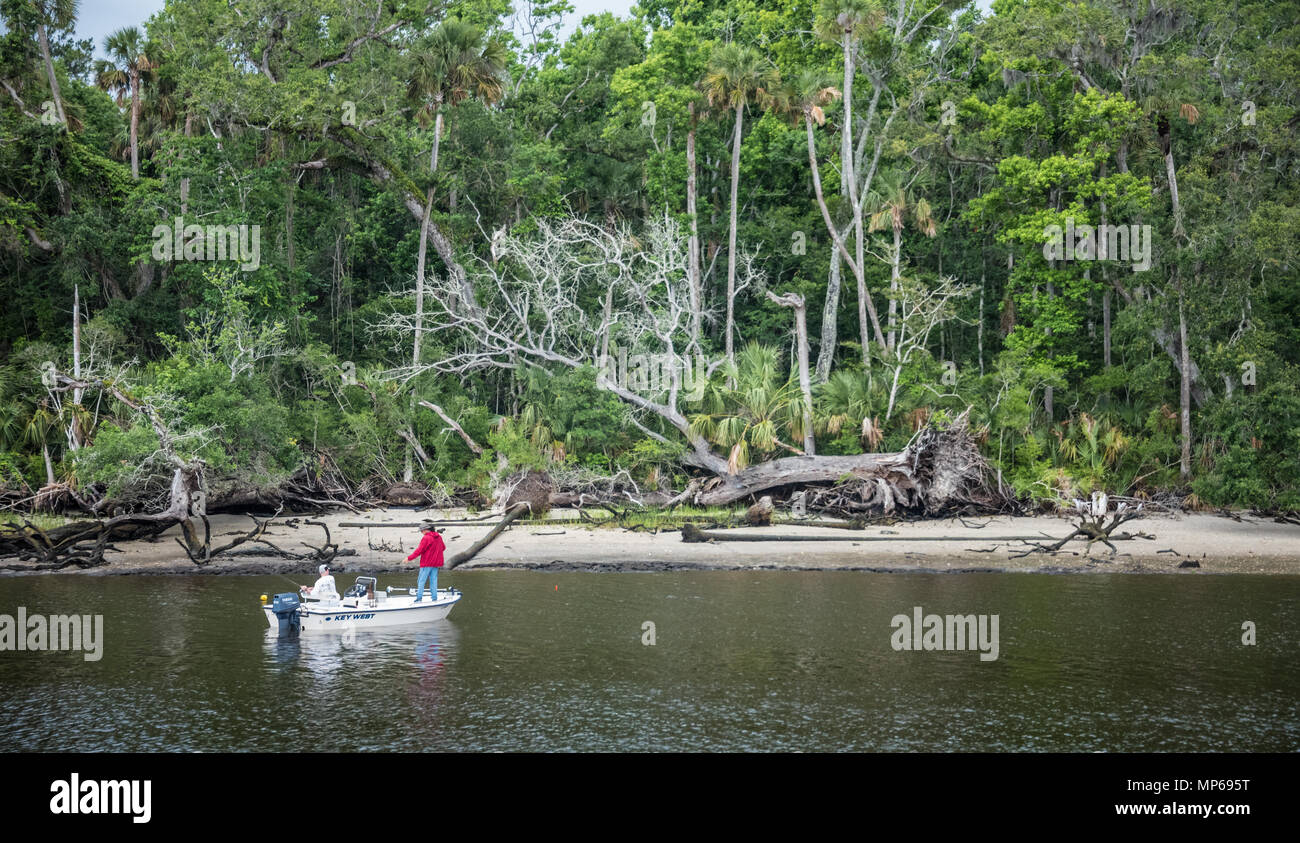 Les gens pêchent le long de la rive de l'Intracoastal Waterway à Palm Valley, près de Jacksonville, Floride. Banque D'Images