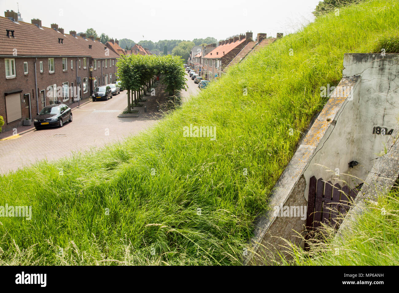 Old world war 2 bunker et vue sur la Groenstraat Willemstad aux Pays-Bas Banque D'Images