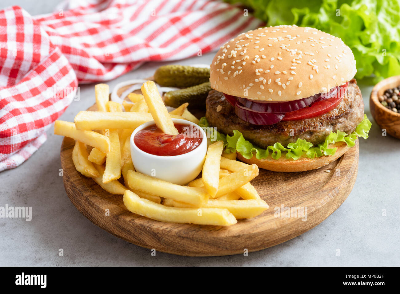 Burger avec des frites Banque de photographies et d'images à haute  résolution - Alamy
