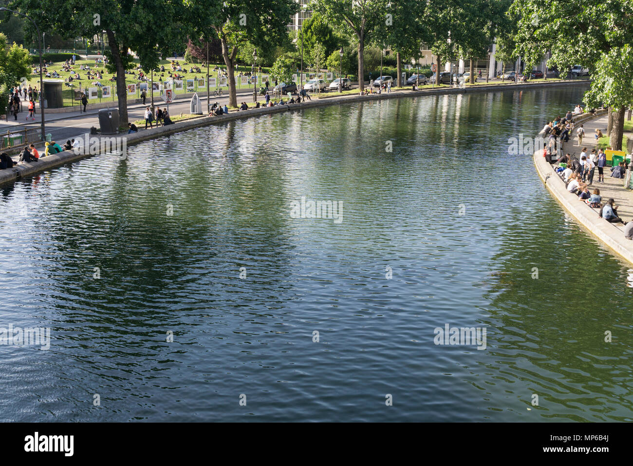 Canal Saint-Martin dans le 10ème arrondissement de Paris, France. Banque D'Images