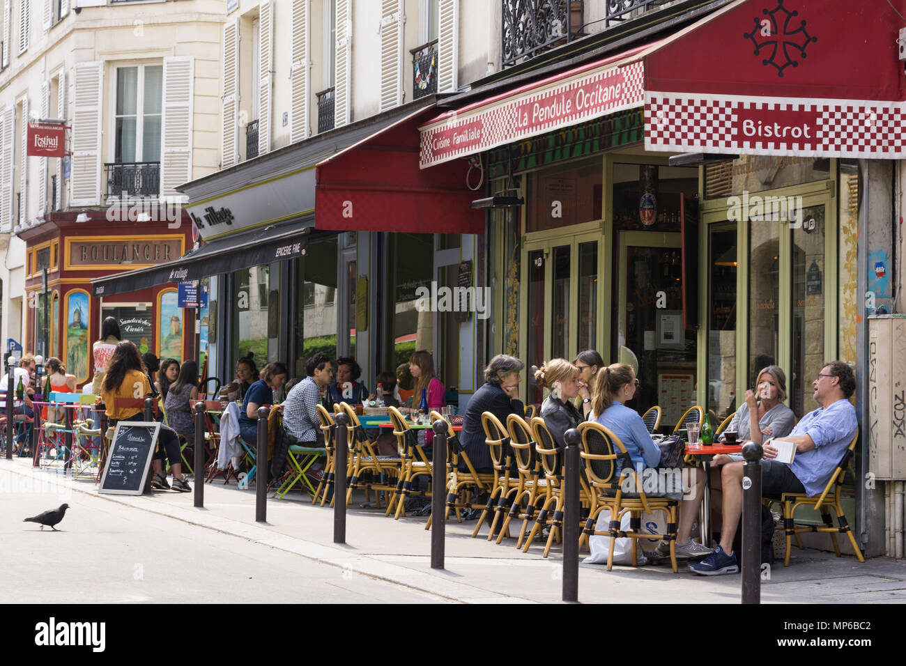 Les clients à discuter au bistro La pendule occitane dans le 10e arrondissement de Paris, France. Banque D'Images