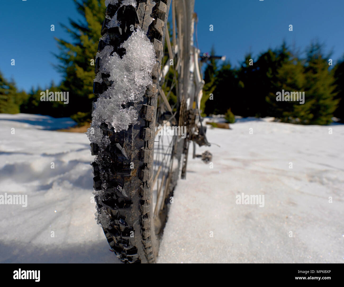 Séjour VTT dans la neige, sharp soleil dans le ciel bleu. Location d'hiver dans les montagnes de l'exploitation Banque D'Images