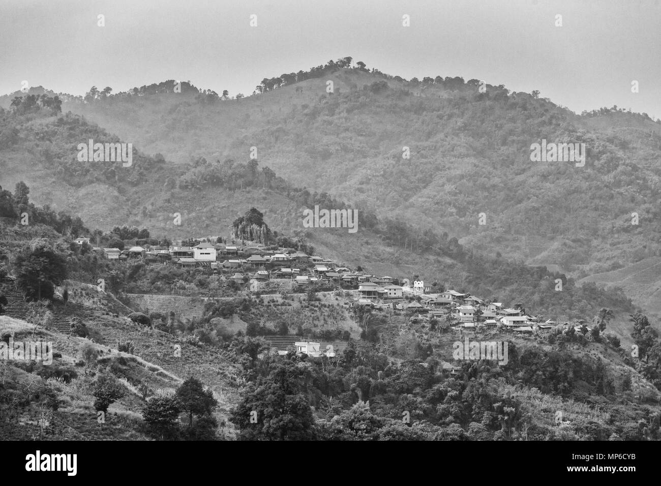 De belles vues prises à partir de Mae Salong village chinois touristique près de Chiang Rai dans le nord de la Thaïlande. La région du triangle d'or en Asie du sud-est. Banque D'Images De belles vues prises à partir de Mae Salong village chinois touristique près de Chiang Rai dans le nord de la Thaïlande. La région du triangle d'or en Asie du sud-est. Banque D'Images