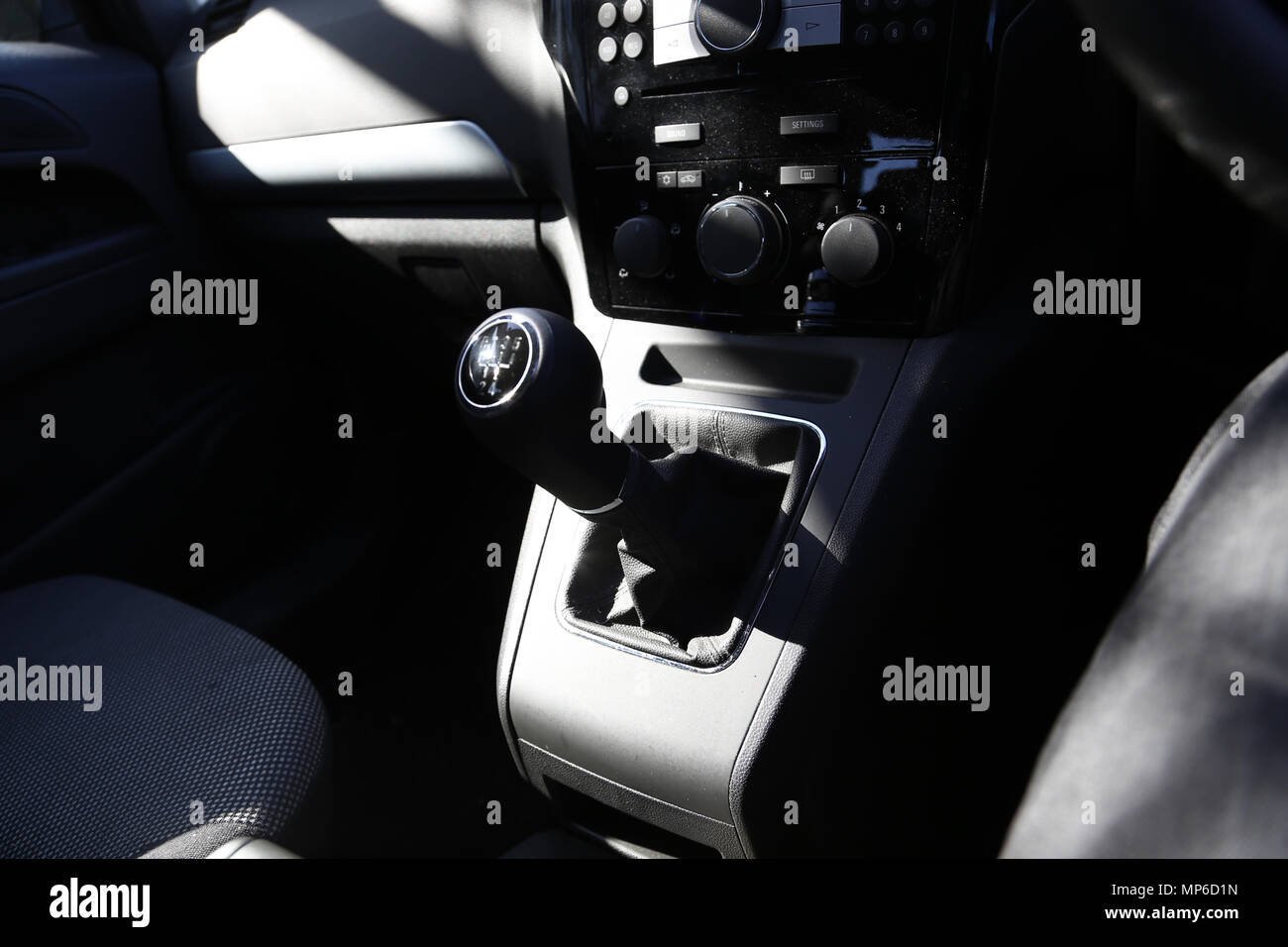 Un levier permet d'enclencher ou de changer de vitesse dans un véhicule à moteur, Pignon, roue dentée., COG, rapport de vitesse, vitesse d'engrenage Banque D'Images