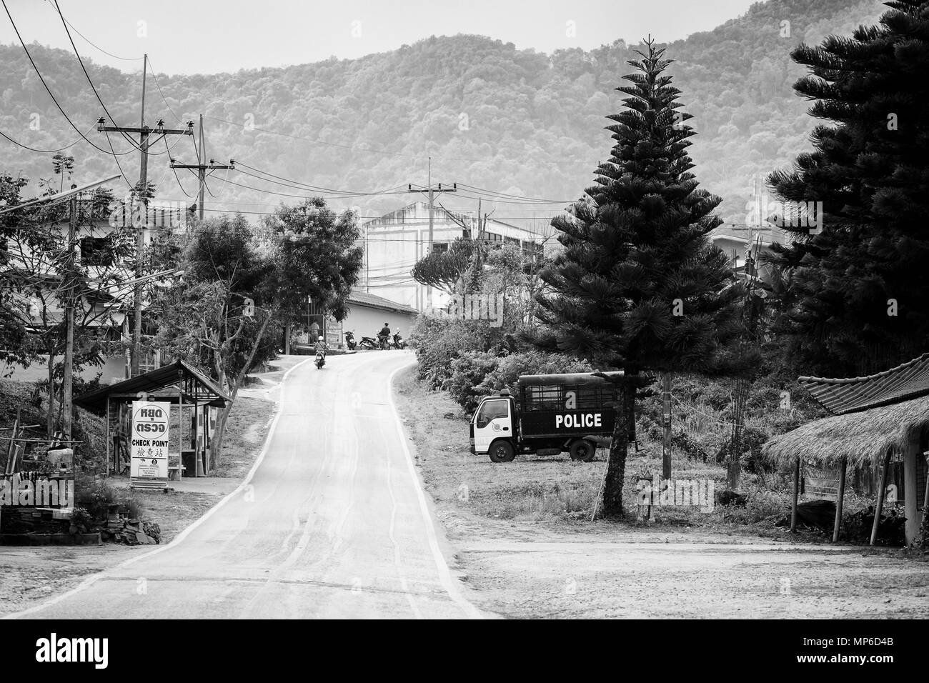 Belle architecture de Mae Salong village chinois et voiture de police touristique à proximité de Chiang Rai dans le nord de la Thaïlande. La région du triangle d'e Banque D'Images