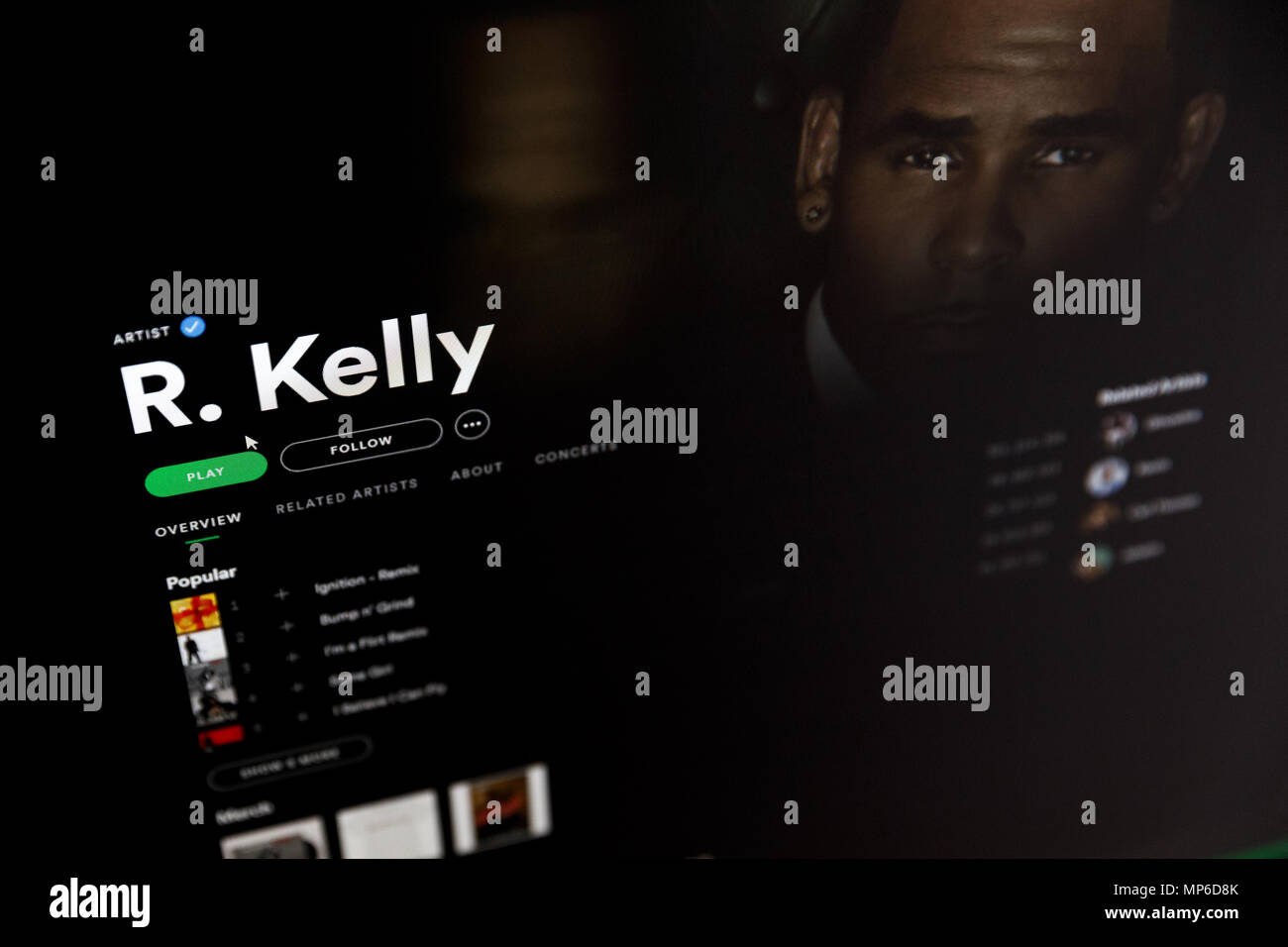 R. Kelly sur l'application de bureau Spotify. R. Kelly a été retiré de fonctions éditoriales sur Spotify en 2018 dans le cadre de la Politique sur la conduite des haineux. Banque D'Images