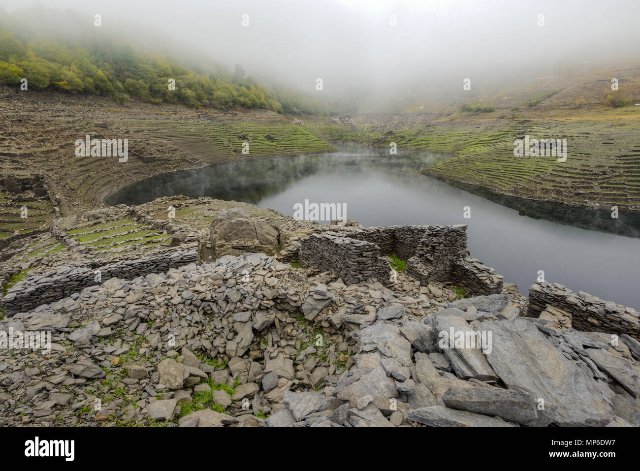 La niebla entrtre los restos de Castro, Candaz en la Ribeira Sacra, Chantada Banque D'Images