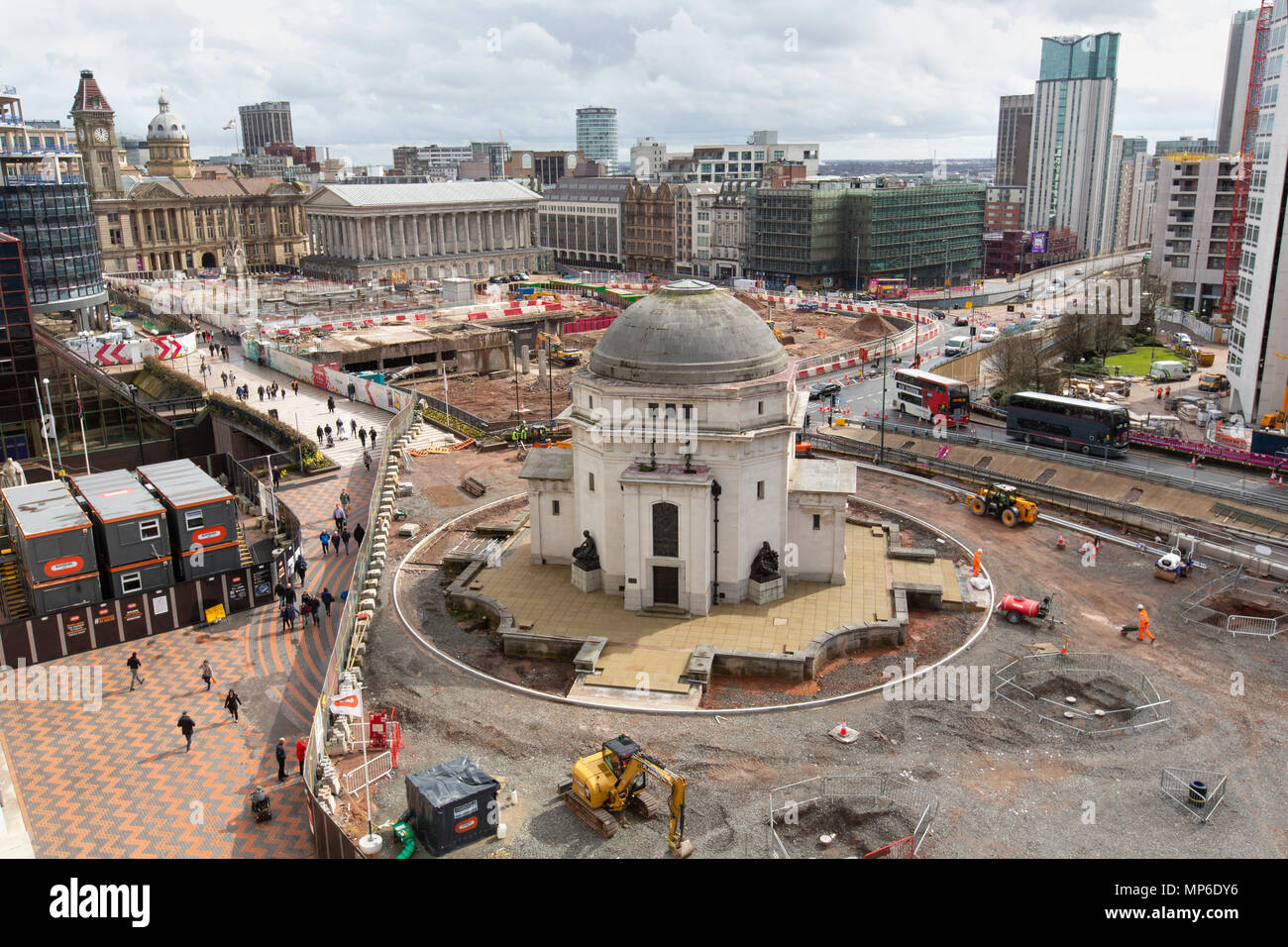 Les travaux de construction autour de la salle de la mémoire dans l'Centenary Square, Birmingham. La vue est à partir de la Bibliothèque de Birmingham. Banque D'Images
