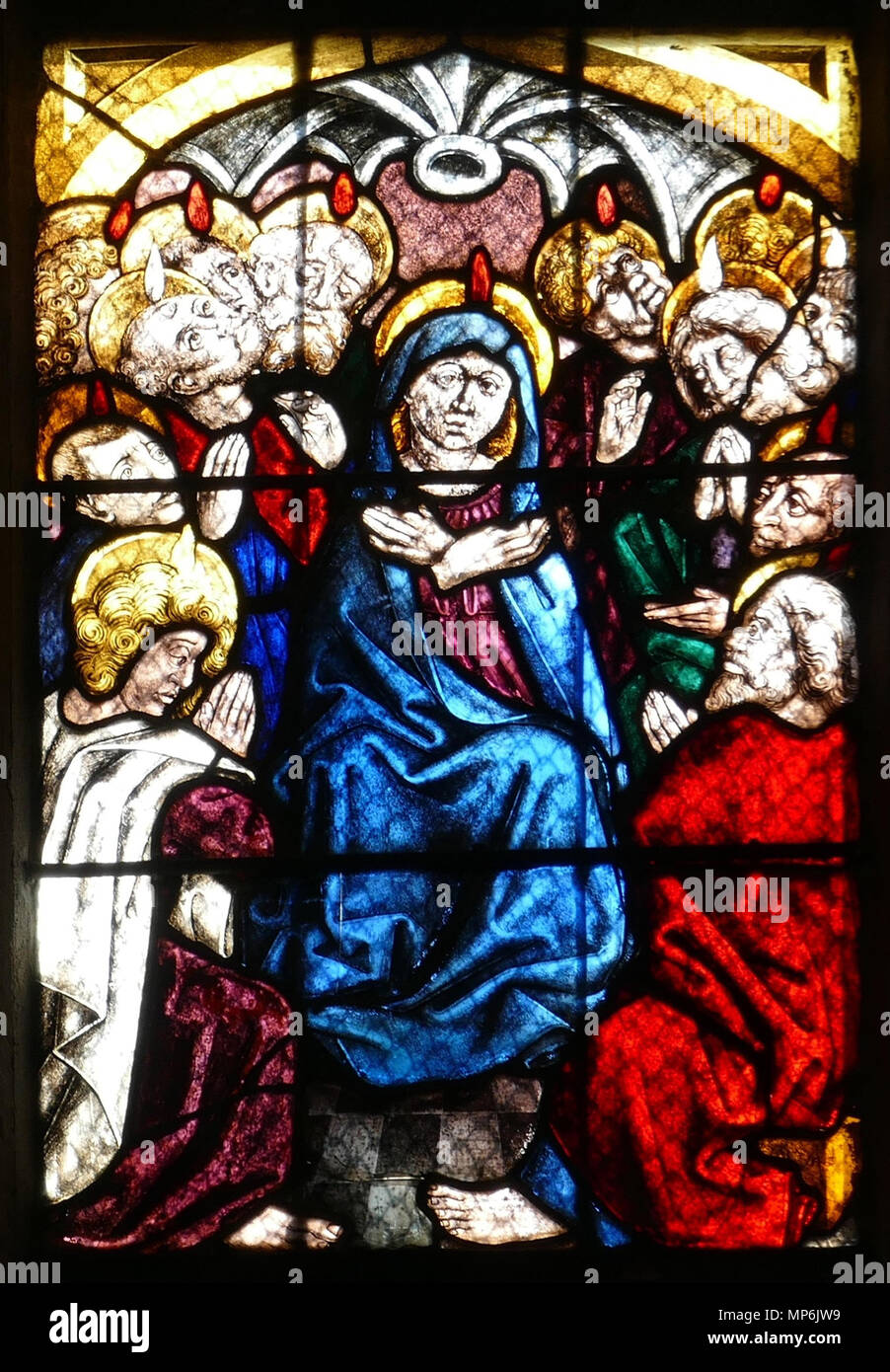 . Alsace, Bas-Rhin, Walbourg, église abbatiale Sainte-Walburge (PA00085208, IA67008491). Verrière 'St-Joseph, Marie et Jésus' (1461) : la Pentecôte. Cet objet est classé Monument Historique dans la base Palissy, base de données du patrimoine mobilier français du ministère français de la culture, sous les références IM67008562 et IM67008561. Brezhoneg | Français | Deutsch | English | Español | Français | English | Deutsch | Italiano | Português | Plattdüütsch |  +/- . 25 août 2015. © Ralph Hammann - Wikimedia Commons Walbourg 1248 SteWalburge 82-25 Banque D'Images . Alsace, Bas-Rhin, Walbourg, église abbatiale Sainte-Walburge (PA00085208, IA67008491). Verrière 'St-Joseph, Marie et Jésus' (1461) : la Pentecôte. Cet objet est classé Monument Historique dans la base Palissy, base de données du patrimoine mobilier français du ministère français de la culture, sous les références IM67008562 et IM67008561. Brezhoneg | Français | Deutsch | English | Español | Français | English | Deutsch | Italiano | Português | Plattdüütsch |  +/- . 25 août 2015. © Ralph Hammann - Wikimedia Commons Walbourg 1248 SteWalburge 82-25 Banque D'Images