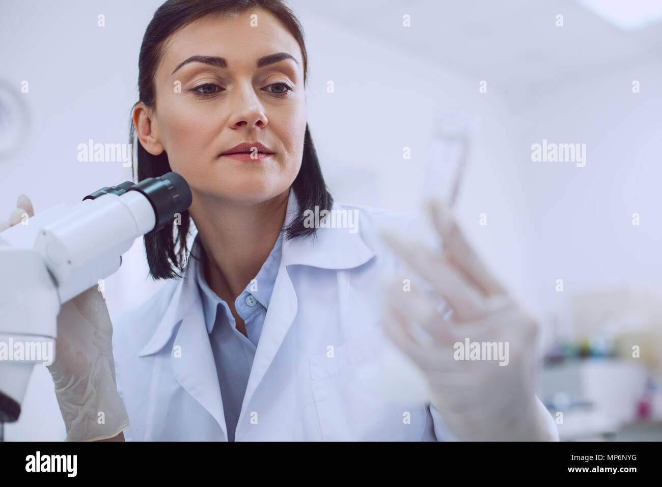 Femme tenant une alerte biologiste tube Banque D'Images