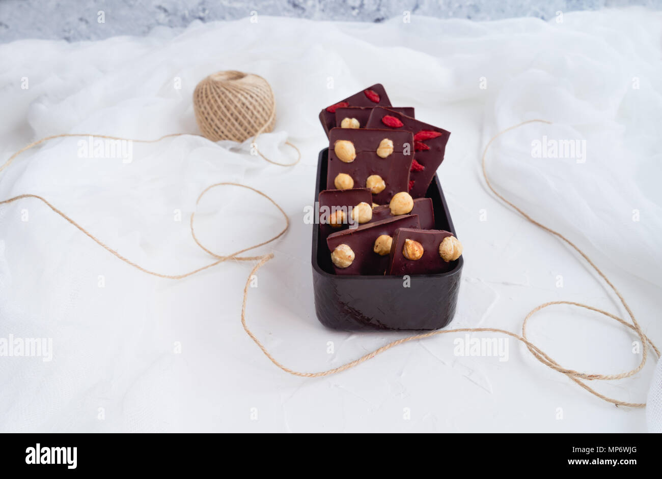Barres de chocolat en fond blanc Banque D'Images