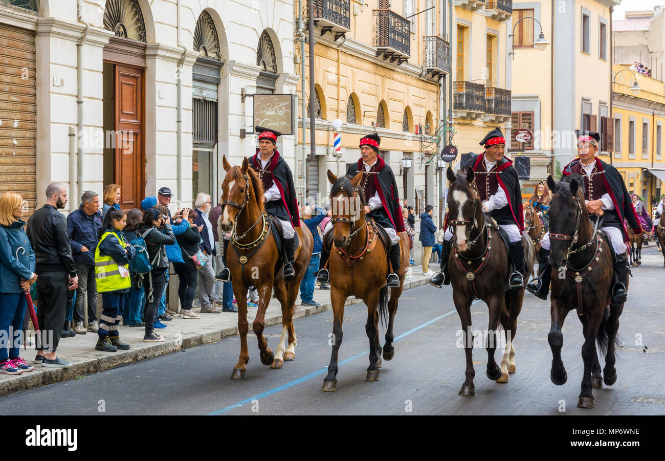 CAGLIARI, Italie - 1 mai 2018 : La célèbre fête de Sant'Efisio en Sardaigne. Groupe de personnes qui portaient tous les costumes traditionnels de leur village. Banque D'Images