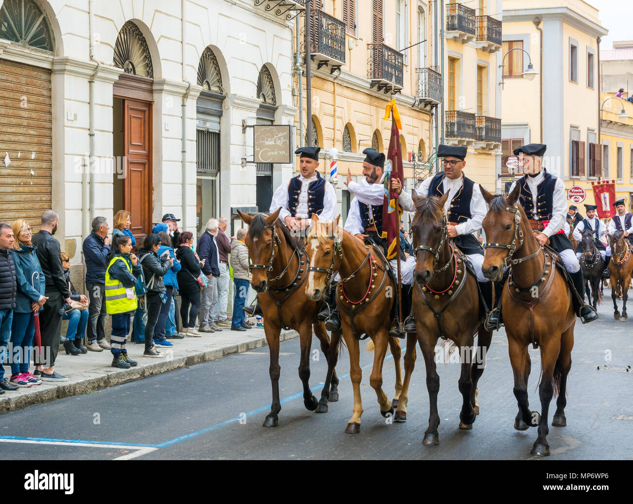 CAGLIARI, Italie - 1 mai 2018 : La célèbre fête de Sant'Efisio en Sardaigne. Groupe de personnes qui portaient tous les costumes traditionnels de leur village. Banque D'Images