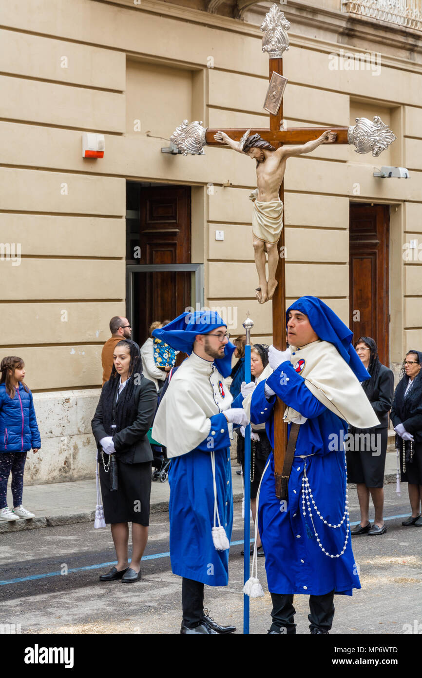 CAGLIARI, Italie - 1 mai 2018 : La célèbre fête de Sant'Efisio en Sardaigne. Groupe de personnes qui portaient tous les costumes traditionnels de leur village. Banque D'Images