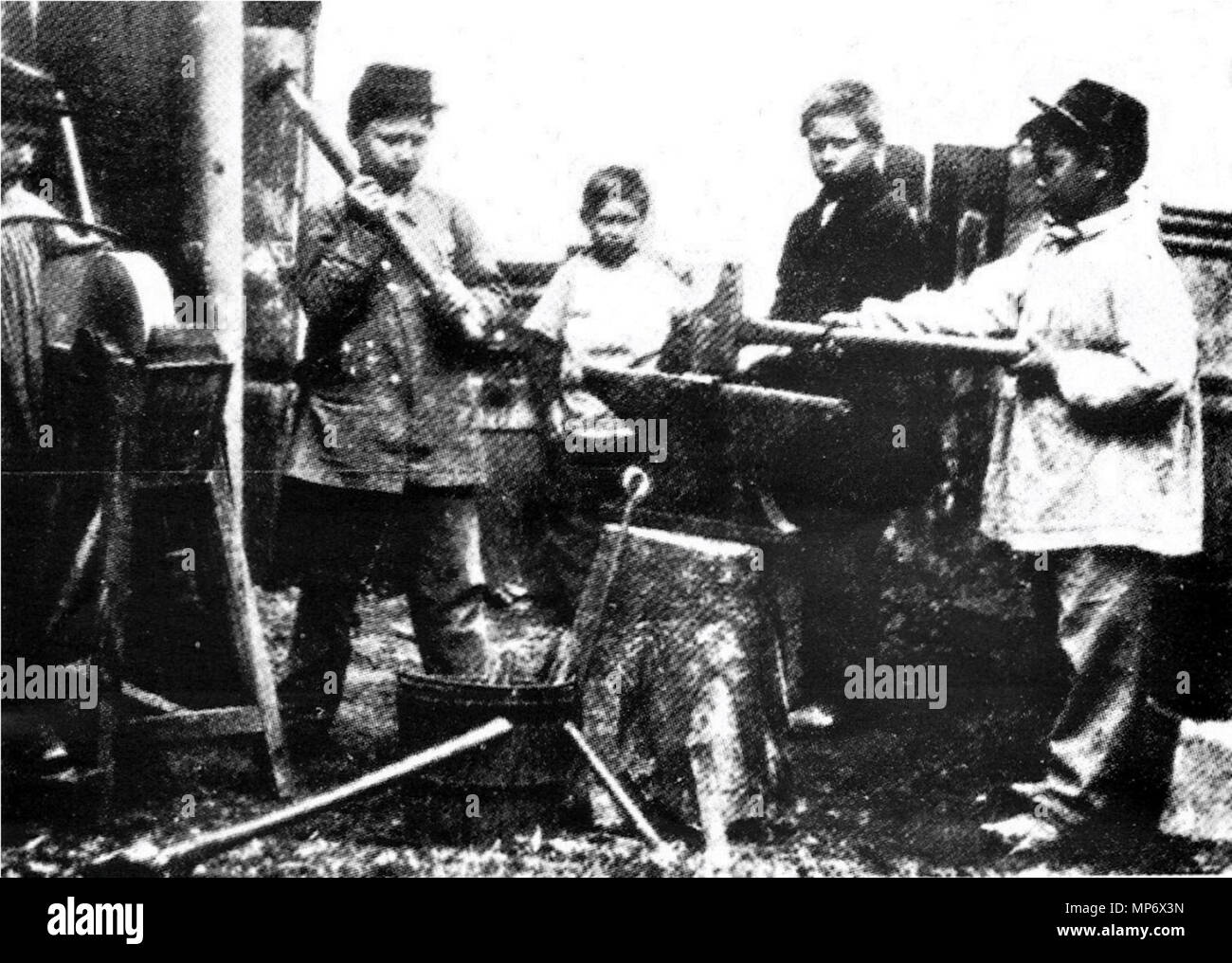 . Anglais : les enfants dans l'usine de la forge sous le Second Empire. English : Enfants en usine à la forge sous le Second Empire français. vers 1865. Inconnu 1109 Second Empire (1852-1870) (A10) Banque D'Images