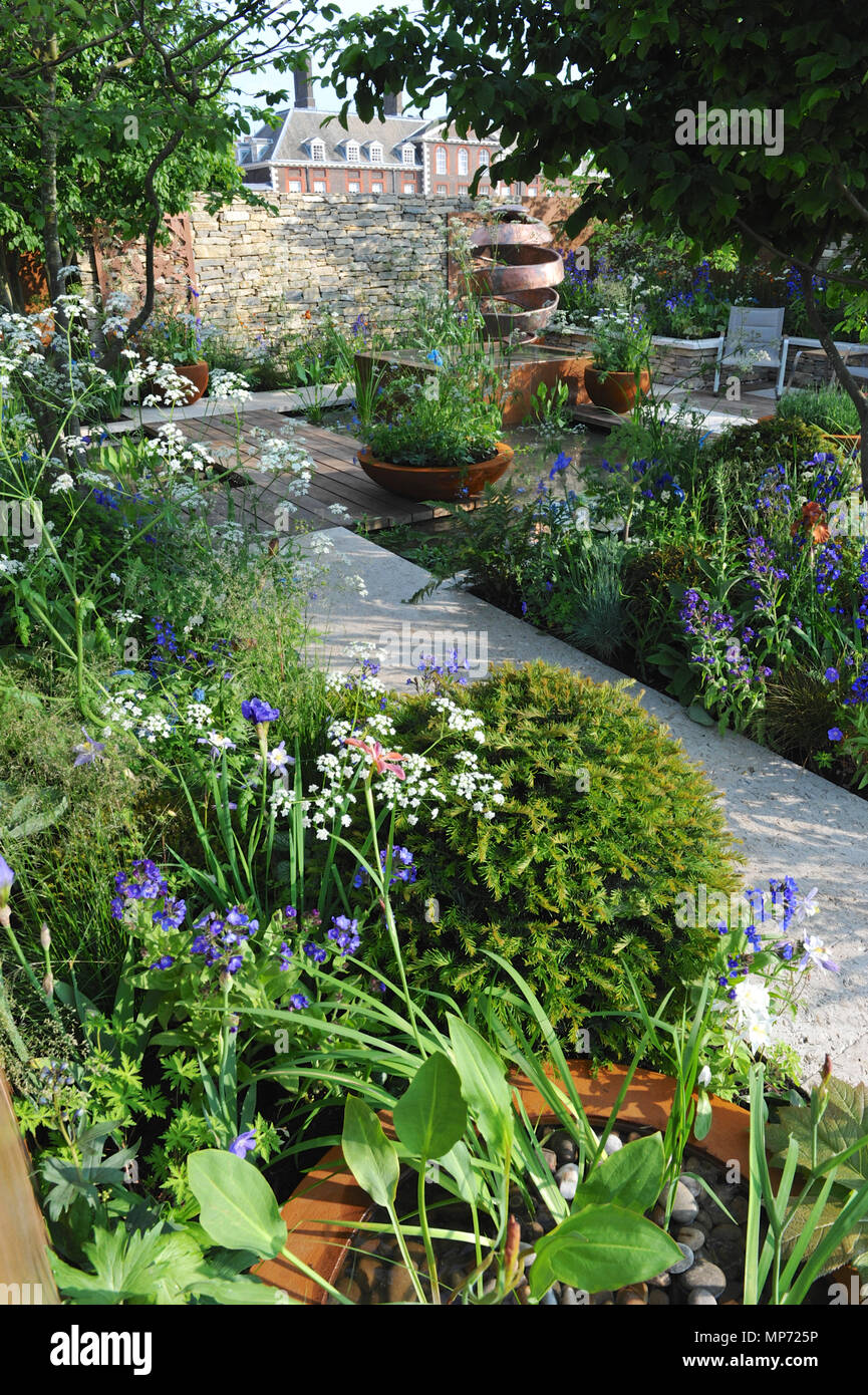 Londres, Royaume-Uni. 21 mai 2018. La piscine jardin silencieux Gin (conçu par David Neale), l'un des beaux et élégants jardins afficher sur l'affichage à l'2018 RHS Chelsea Flower Show qui a ouvert ses portes aujourd'hui dans les 11 acres de terrain de l'Hôpital Royal de Chelsea, Londres, Royaume-Uni. La piscine jardin silencieux Gin' est destiné à un couple de professionnels qui vivent dans la ville et un espace d'échapper à et vous détendre à partir de leurs vies occupées. Les principales caractéristiques comprennent plusieurs tiges indigènes Crataegus monogyna, un élément d'eau contemporaine avec un bord à l'infini, et une sculpture en cuivre Le cuivre, à côté des panneaux découpés au laser wh Banque D'Images