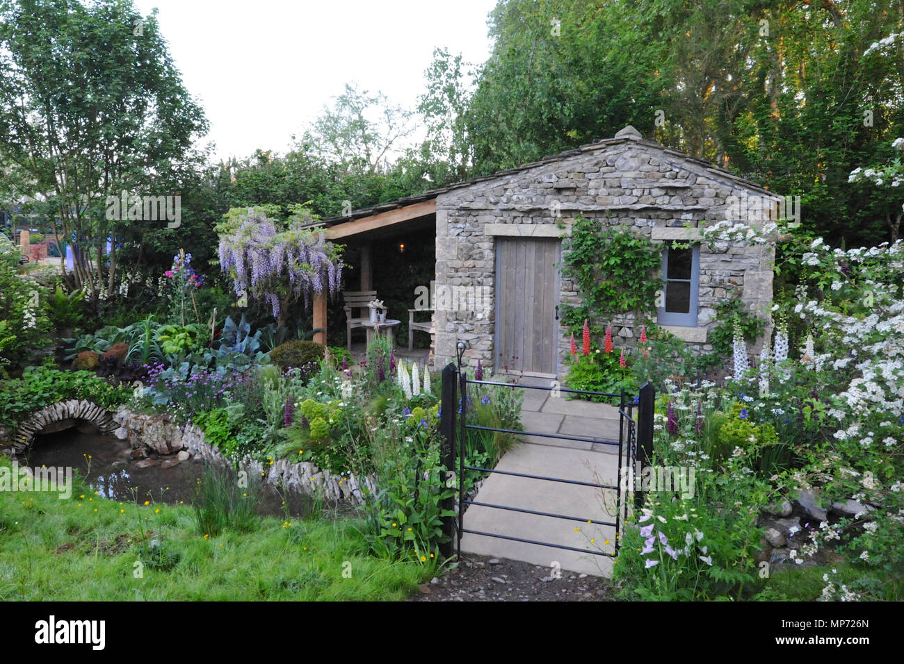 Londres, Royaume-Uni. 21 mai 2018. Bienvenue dans le jardin du Yorkshire (conçu par Mark Gregory), l'un des beaux et élégants jardins afficher sur l'affichage à l'2018 RHS Chelsea Flower Show qui a ouvert ses portes aujourd'hui dans les 11 acres de terrain de l'Hôpital Royal de Chelsea, Londres, Royaume-Uni. Crédit : Michael Preston/Alamy Live News Banque D'Images