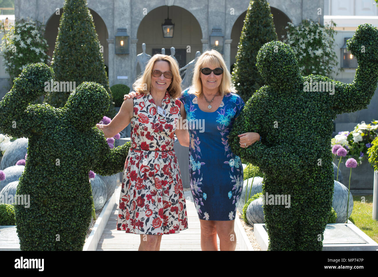 Royal Hospital Chelsea, London, UK. 21 mai, 2018. Journée consacrée à la RHS Chelsea Flower Show 2018. Photo : deux grands redonnez vie à Hedgemen topiaire de surprendre les visiteurs à l'endroit dans le jardin tradestand. Credit : Malcolm Park/Alamy Live News. Banque D'Images