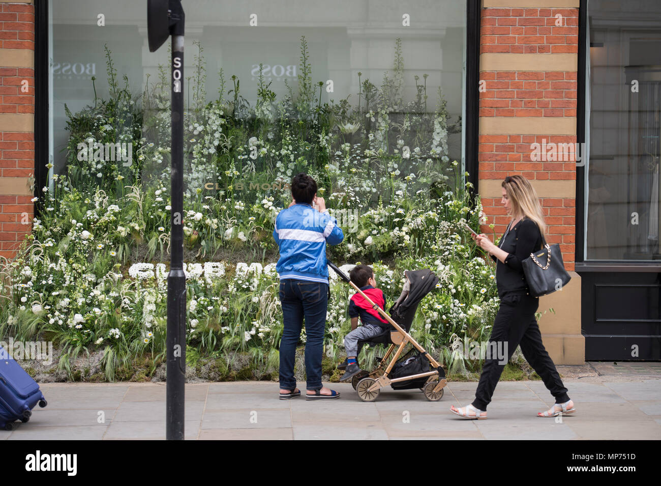 Royal Hospital Chelsea, London, UK. 22 mai, 2018. Été de l'amour thème Chelsea se transforme en un lieu de plaisir floral pour Chelsea en fleur. Club Monaco boutique sur Sloane Square affiche un intérieur et l'extérieur fantastique vitrine. floral Credit : Malcolm Park/Alamy Live News. Banque D'Images