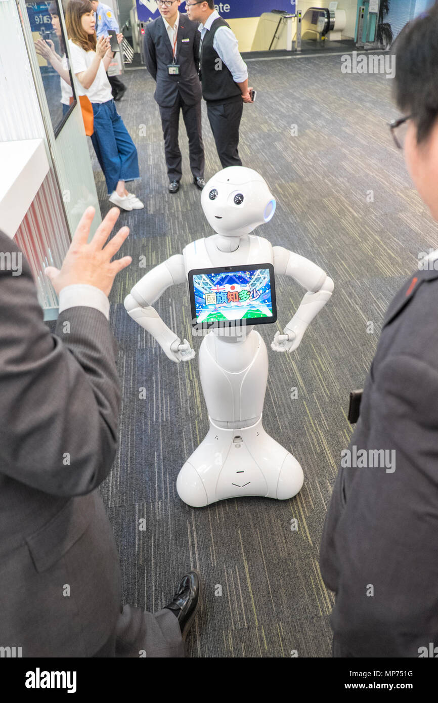 Nouveau robot humanoïde,, poivre,fait,PAR,Softbank,la robotique,en phase de test à la borne 2 de l'information de départ de l'aéroport Taoyuan,compteur,Taiwan,Taipei,RDC,République de Chine,Chine,Chinois,l'Asie. Crédit : Paul Quayle/Alamy Live News Banque D'Images