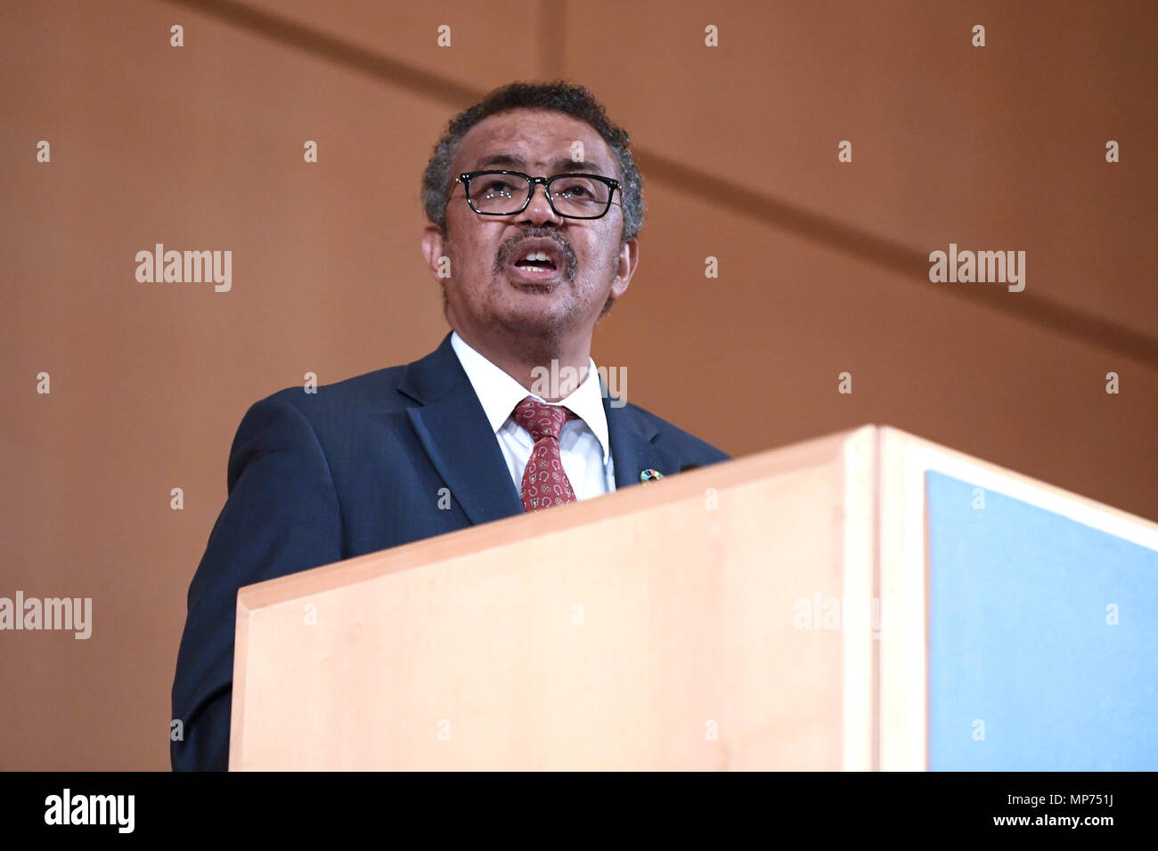 (180521) -- GENÈVE, 21 mai 2018 (Xinhua) -- Le directeur général de l'Organisation mondiale de la santé Le Dr Tedros Adhanom Ghebreyesus parle pendant l'Assemblée mondiale de la Santé à Genève, Suisse, le 21 mai 2018. L'Assemblée mondiale de la Santé (WHA) a dévoilé un plan ambitieux le lundi souhaitant bénéficier d'une population globale de 3 milliards de dollars à l'échelle mondiale pour les cinq prochaines années avec de meilleurs soins de santé et de bien-être. (Xinhua/Alain Grosclaude)(srb) Banque D'Images