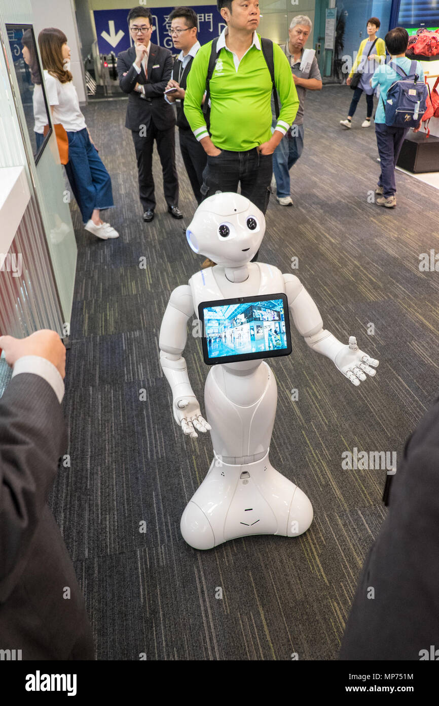 Nouveau robot humanoïde,, poivre,fait,PAR,Softbank,la robotique,en phase de test à la borne 2 de l'information de départ de l'aéroport Taoyuan,compteur,Taiwan,Taipei,RDC,République de Chine,Chine,Chinois,l'Asie. Crédit : Paul Quayle/Alamy Live News Banque D'Images