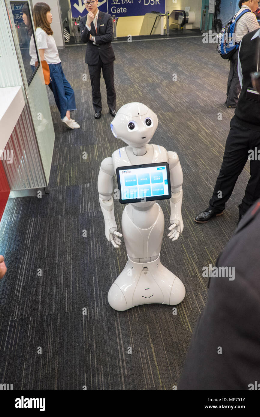 Nouveau robot humanoïde,, poivre,fait,PAR,Softbank,la robotique,en phase de test à la borne 2 de l'information de départ de l'aéroport Taoyuan,compteur,Taiwan,Taipei,RDC,République de Chine,Chine,Chinois,l'Asie. Crédit : Paul Quayle/Alamy Live News Banque D'Images