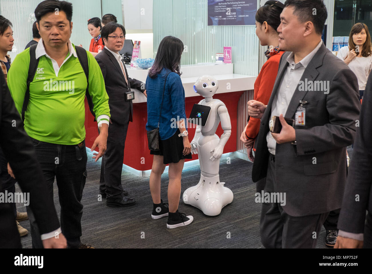 Nouveau robot humanoïde,, poivre,fait,PAR,Softbank,la robotique,en phase de test à la borne 2 de l'information de départ de l'aéroport Taoyuan,compteur,Taiwan,Taipei,RDC,République de Chine,Chine,Chinois,l'Asie. Crédit : Paul Quayle/Alamy Live News Banque D'Images