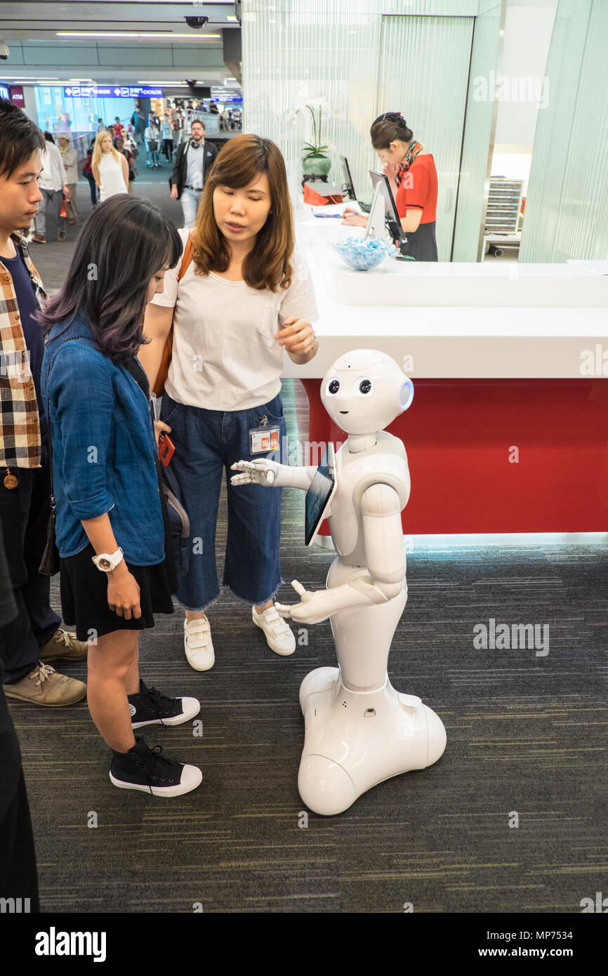 Nouveau robot humanoïde,, poivre,fait,PAR,Softbank,la robotique,en phase de test à la borne 2 de l'information de départ de l'aéroport Taoyuan,compteur,Taiwan,Taipei,RDC,République de Chine,Chine,Chinois,l'Asie. Crédit : Paul Quayle/Alamy Live News Banque D'Images