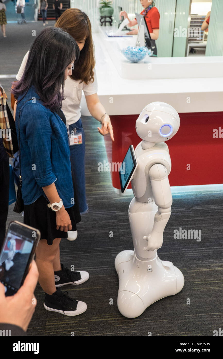 Nouveau robot humanoïde,, poivre,fait,PAR,Softbank,la robotique,en phase de test à la borne 2 de l'information de départ de l'aéroport Taoyuan,compteur,Taiwan,Taipei,RDC,République de Chine,Chine,Chinois,l'Asie. Crédit : Paul Quayle/Alamy Live News Banque D'Images