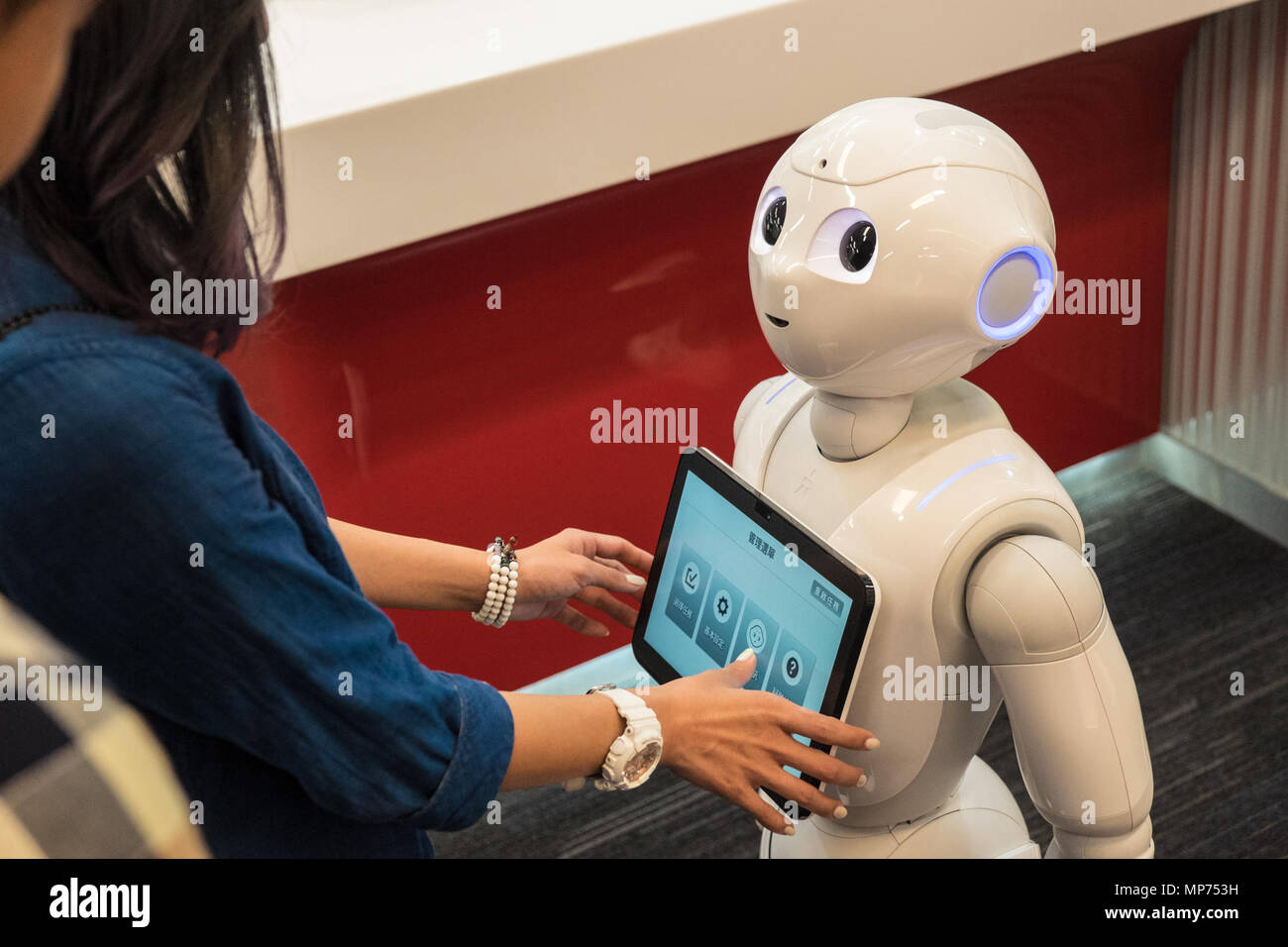 Nouveau robot humanoïde,, poivre,fait,PAR,Softbank,la robotique,en phase de test à la borne 2 de l'information de départ de l'aéroport Taoyuan,compteur,Taiwan,Taipei,RDC,République de Chine,Chine,Chinois,l'Asie. Crédit : Paul Quayle/Alamy Live News Banque D'Images