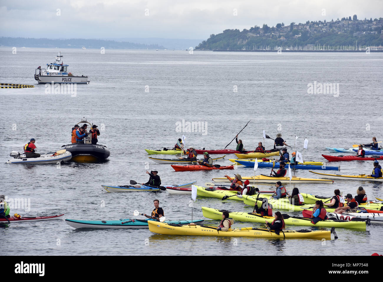 Des centaines de militants dans la région de Seattle une flottille de kayaks se sont réunis pour protester contre la Trans Mountain Pipeline de Kinder Morgan marine terminal, 20 mai 2018 à Seattle, Washington. Greenpeace et la flotte moustique protestent contre les livraisons de pétrole des sables bitumineux canadiens par Seattle. Banque D'Images