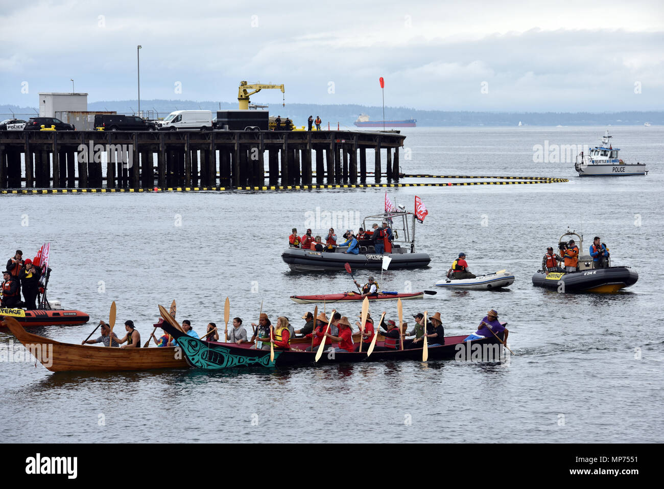 Des centaines de militants dans la région de Seattle une flottille de kayaks se sont réunis pour protester contre la Trans Mountain Pipeline de Kinder Morgan marine terminal, 20 mai 2018 à Seattle, Washington. Greenpeace et la flotte moustique protestent contre les livraisons de pétrole des sables bitumineux canadiens par Seattle. Banque D'Images