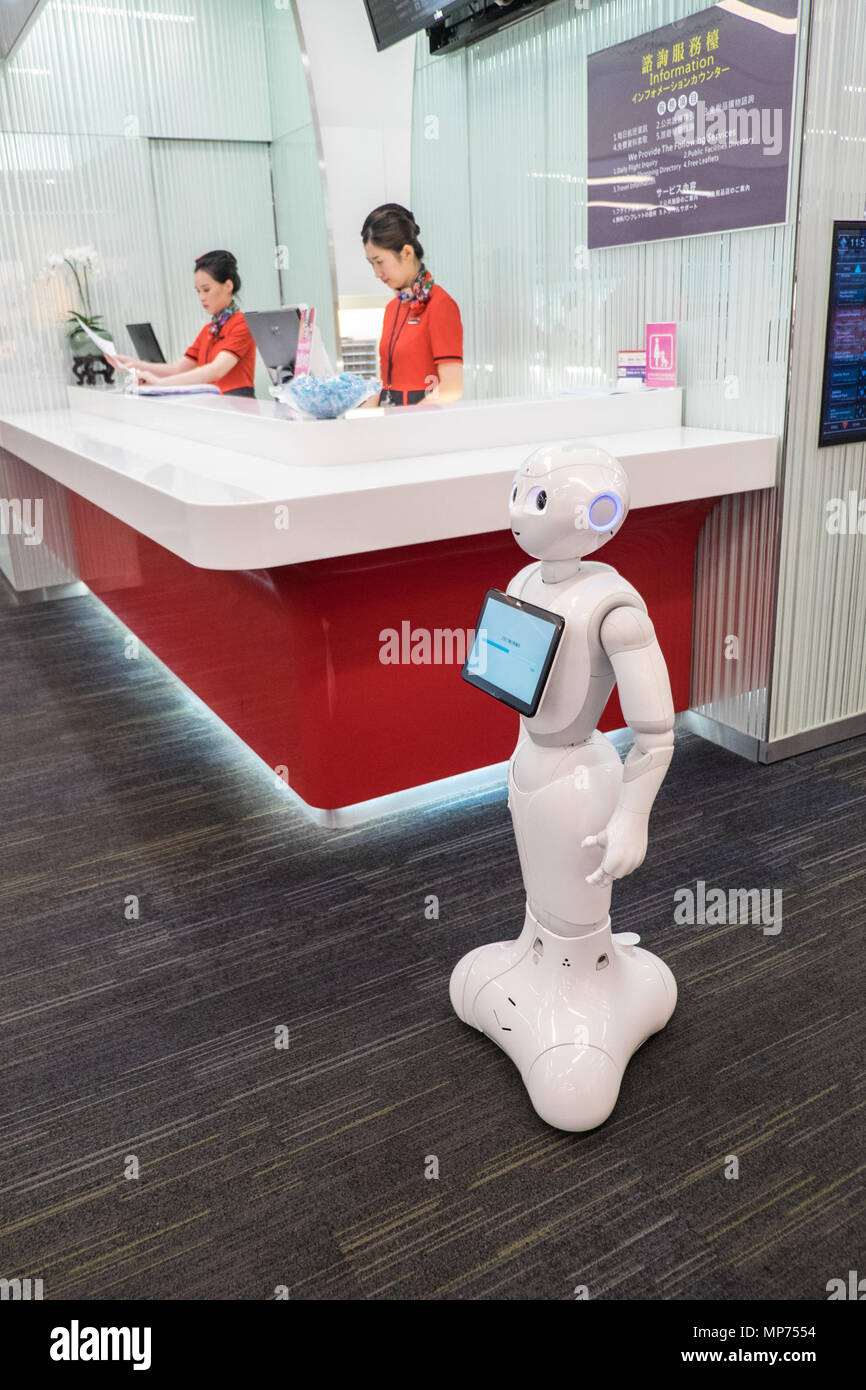 Nouveau robot humanoïde,, poivre,fait,PAR,Softbank,la robotique,en phase de test à la borne 2 de l'information de départ de l'aéroport Taoyuan,compteur,Taiwan,Taipei,RDC,République de Chine,Chine,Chinois,l'Asie. Crédit : Paul Quayle/Alamy Live News,information de l'aéroport, Banque D'Images