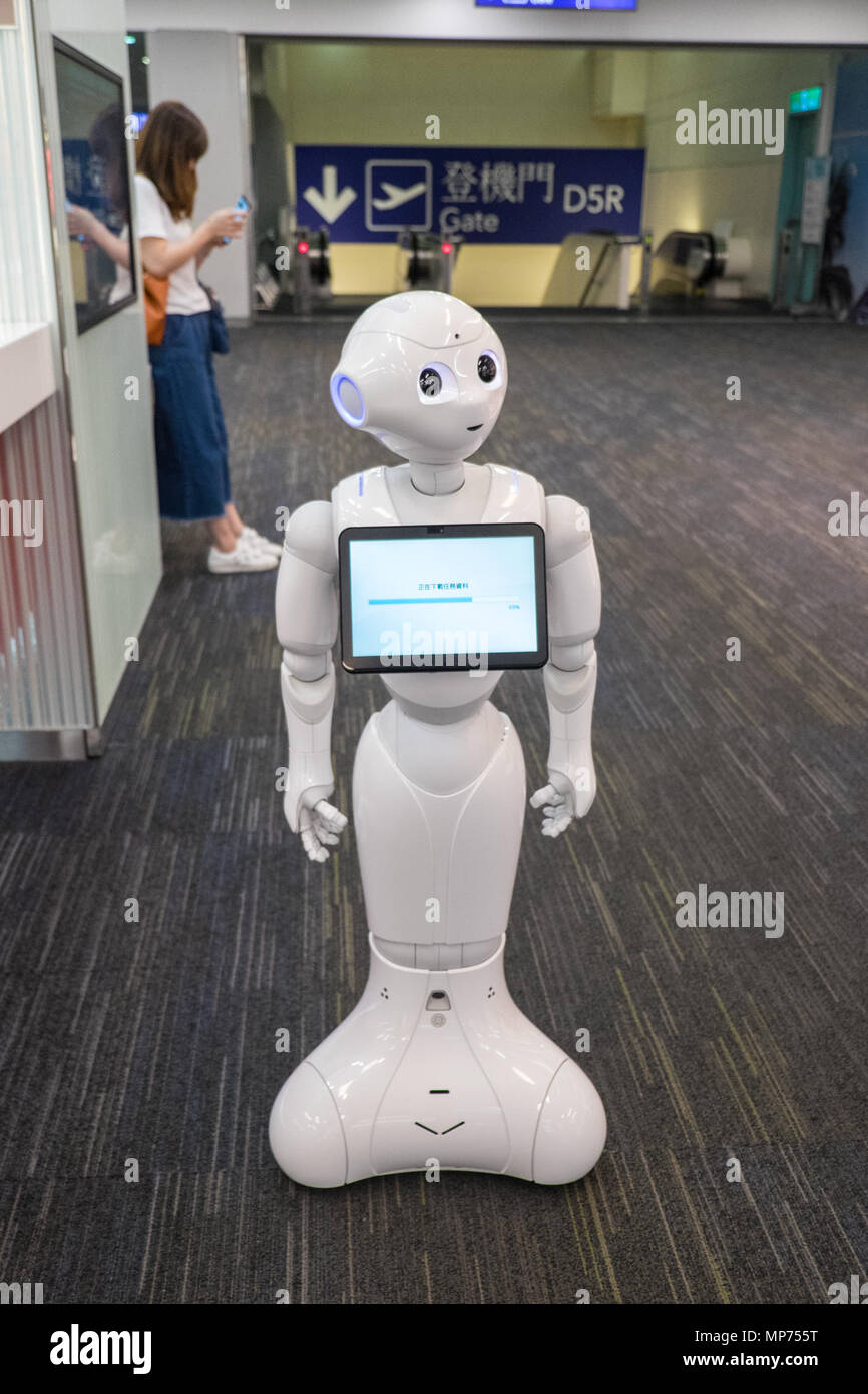 Nouveau robot humanoïde,, poivre,fait,PAR,Softbank,la robotique,en phase de test à la borne 2 de l'information de départ de l'aéroport Taoyuan,compteur,Taiwan,Taipei,RDC,République de Chine,Chine,Chinois,l'Asie. Crédit : Paul Quayle/Alamy Live News Banque D'Images