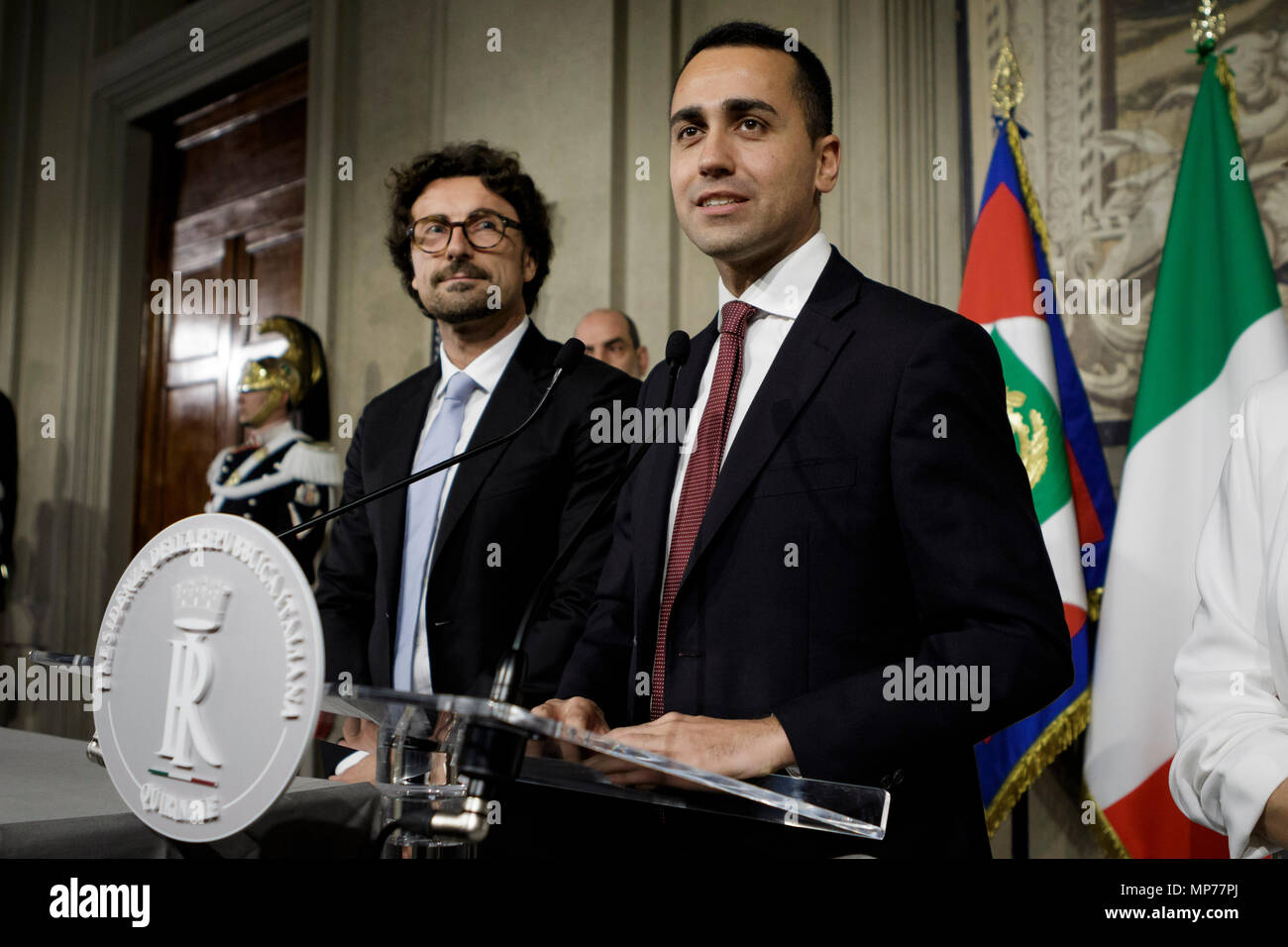 Rome, Italie. 21 mai, 2018. Luigi Di Maio, Mouvement cinq étoiles (M5S) CHEF, répond aux médias après une nouvelle ronde de consultations, avec le président italien Sergio Mattarella, pour la formation du nouveau gouvernement au Palais du Quirinal à Rome, Italie le 21 mai 2018. Credit : Giuseppe Ciccia/Alamy Live News Banque D'Images