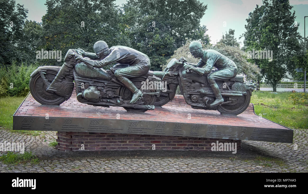 BERLIN, ALLEMAGNE LE 11 AOÛT 2016 : Motorradfahrer (motocycliste) sculpture de Max Esser à l'ancienne courbe nord de la légendaire course de moto AVUS de cir Banque D'Images