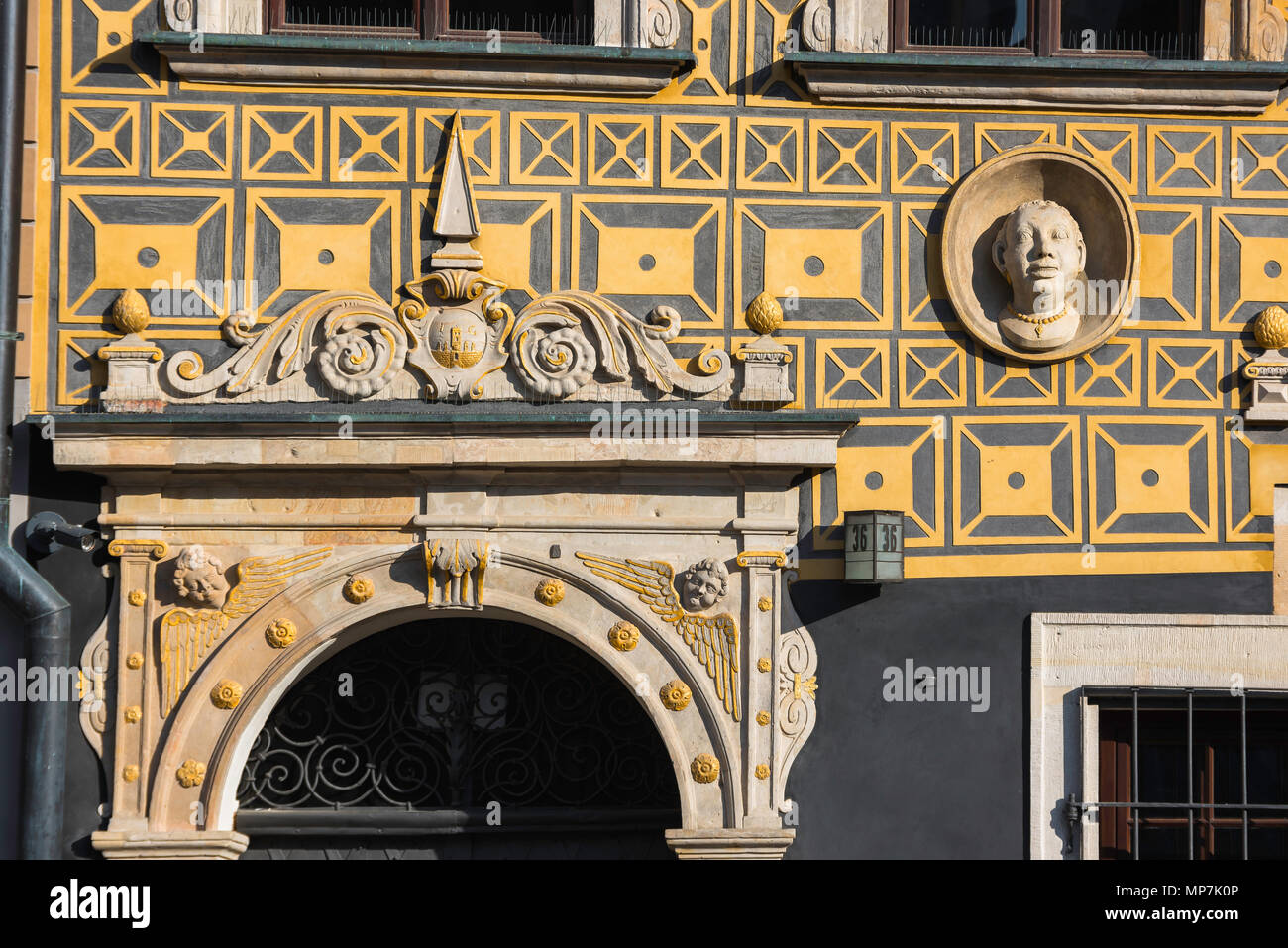 Place de la vieille ville, vue de la façade baroque d'origine de 36 Place de la vieille ville dans le centre de la Vieille Ville (Stare Miasto) de Varsovie, Pologne. Banque D'Images