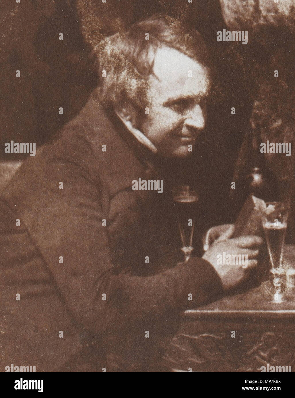 Anglais : Edinburgh Ale : James Ballantine, un écrivain et artiste en vitraux, et le fils d'un brasseur d'Édimbourg, à l'aide d'un 19e siècle verre de boisson appelée "Flûte ale". Les compétences impliquées dans la production de calotypes n'étaient pas seulement de nature technique. Hill, sociabilité de l'humour et sa capacité à évaluer les gardiennes' caractères tous joué un rôle crucial dans sa photographie. Un récit contemporain décrit une ale Édimbourg populaires (les plus jeunes) comme "un puissant fluide, qui presque collé les lèvres du buveur ensemble, et dont quelques-unes pourraient, par conséquent, l'expédition plus qu'une bouteille."[1] . circa 1844. Banque D'Images