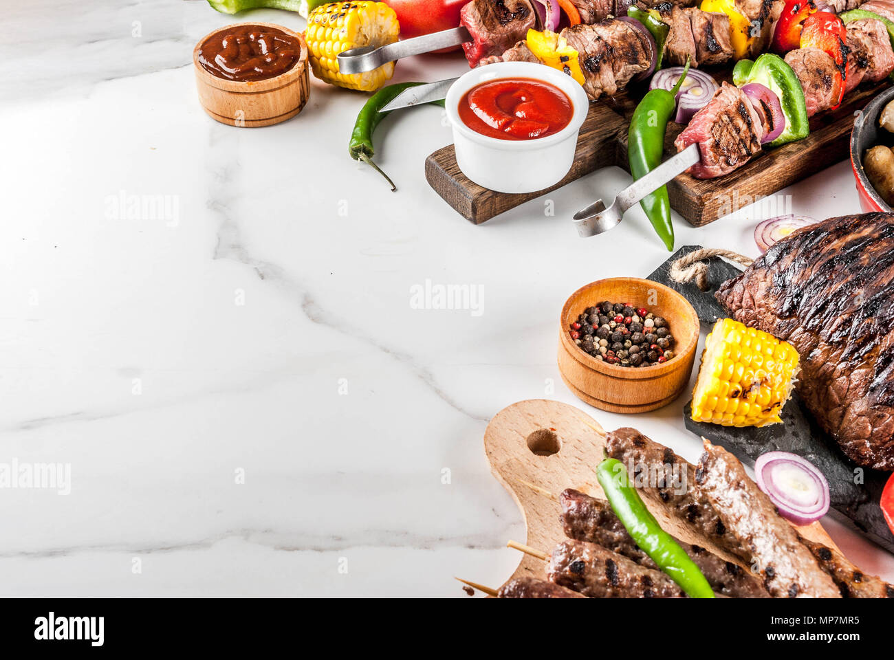 Assortiment de divers aliments Barbecue grill viande, bbq party fest - shish kebab, saucisses, viandes grillées, légumes frais, filet de sauces, épices, blanc marb Banque D'Images